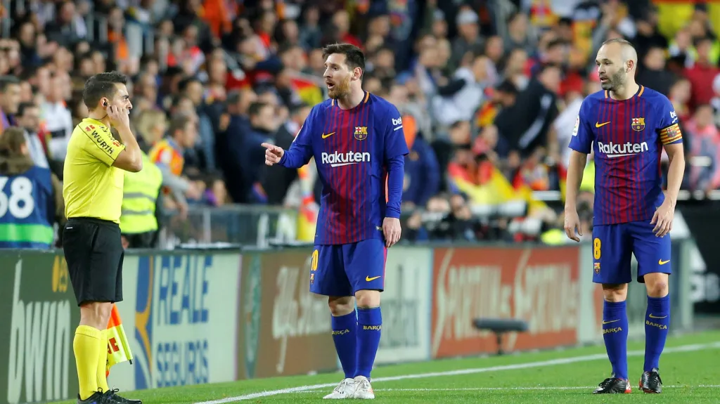 Messi a Iniesta domlouvají asistentovi rozhodčího