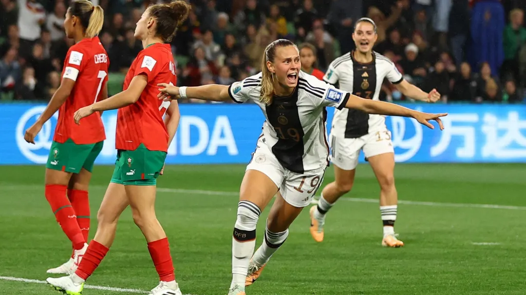 Klara Bühlová z Německa oslavuje gól na mistrovství světa