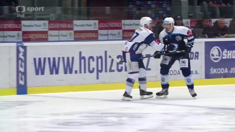 Kubalíkův faul hokejkou na brněnského Haščáka