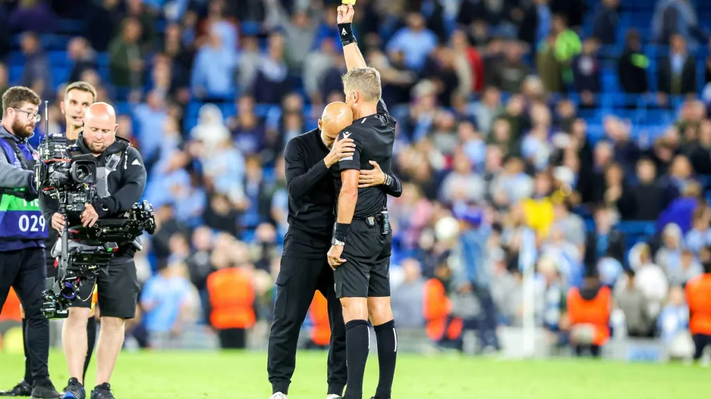 Pep Guardiola dostává žlutou kartu v utkání s Dortmundem