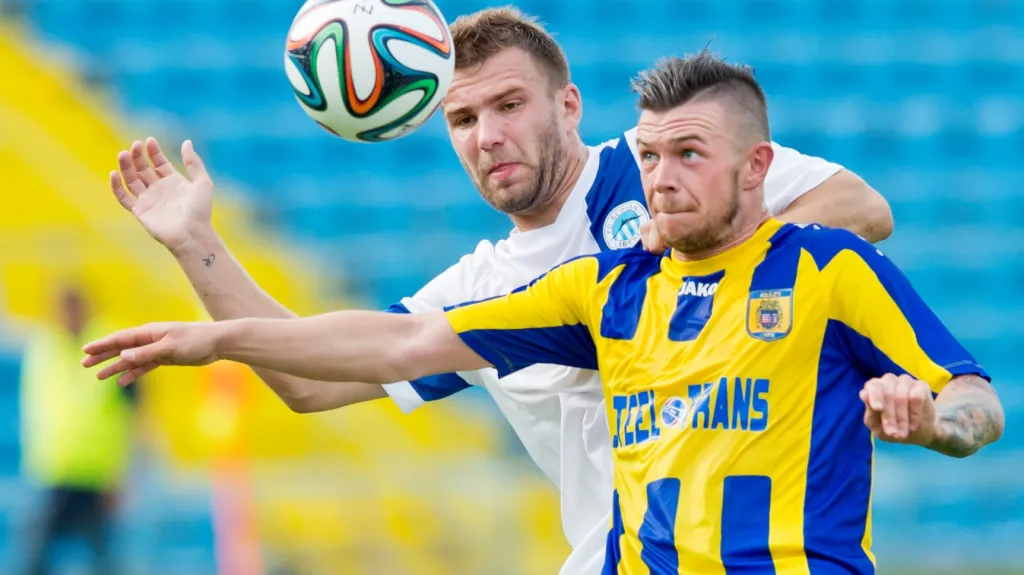 Erik Pačinda v dresu Košic (vpravo) v utkání s Libercem