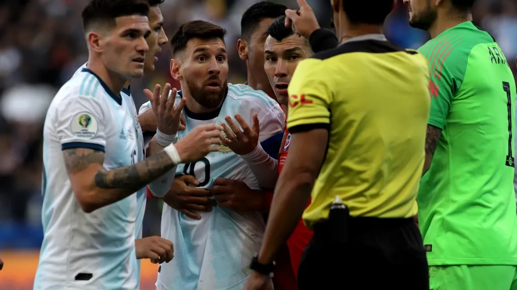 Lionel Messi reaguje na vyloučení v zápase o 3. místo na Copě América