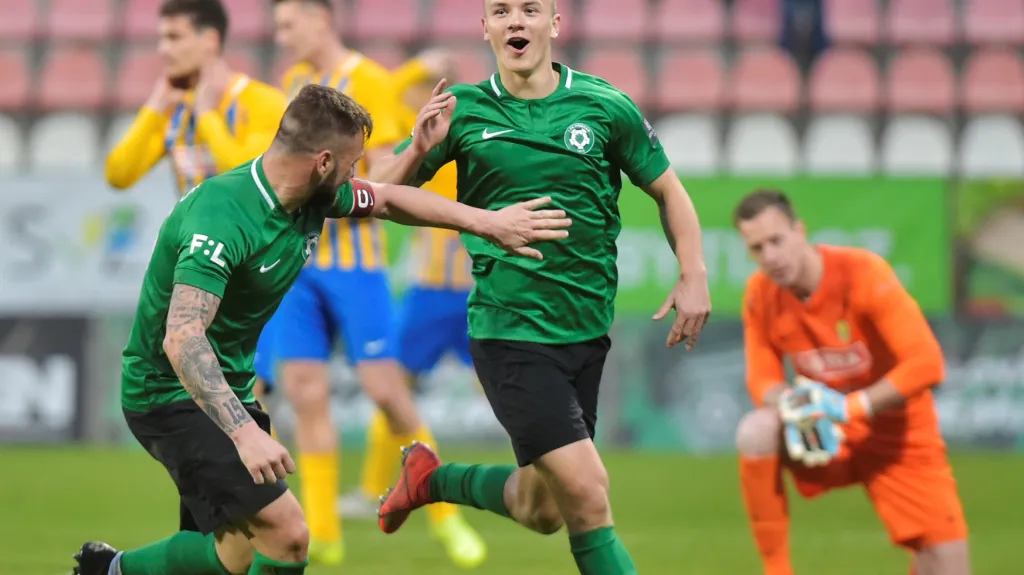 Fotbalisté Příbrami slaví vstřelený gól v utkání s Opavou