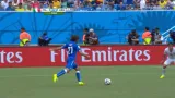Šance v utkání Itálie – Uruguay: Pirlo točil míč z přímého kopu (12. min.)