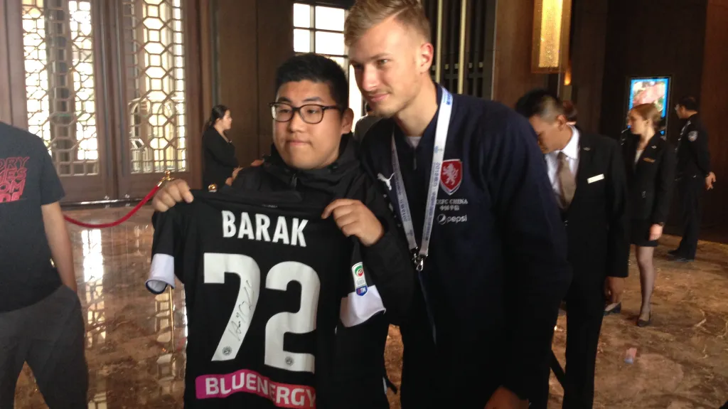 Antonín Barák s čínským fanouškem a dresem Udine