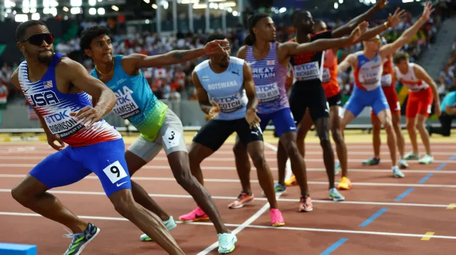 Rozběh štafety na 4x400 m a ohlasy českého kvarteta