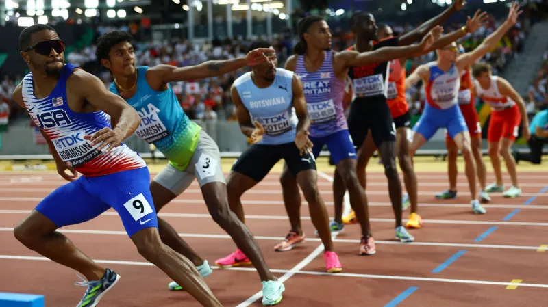 Rozběh štafety na 4x400 m a ohlasy českého kvarteta