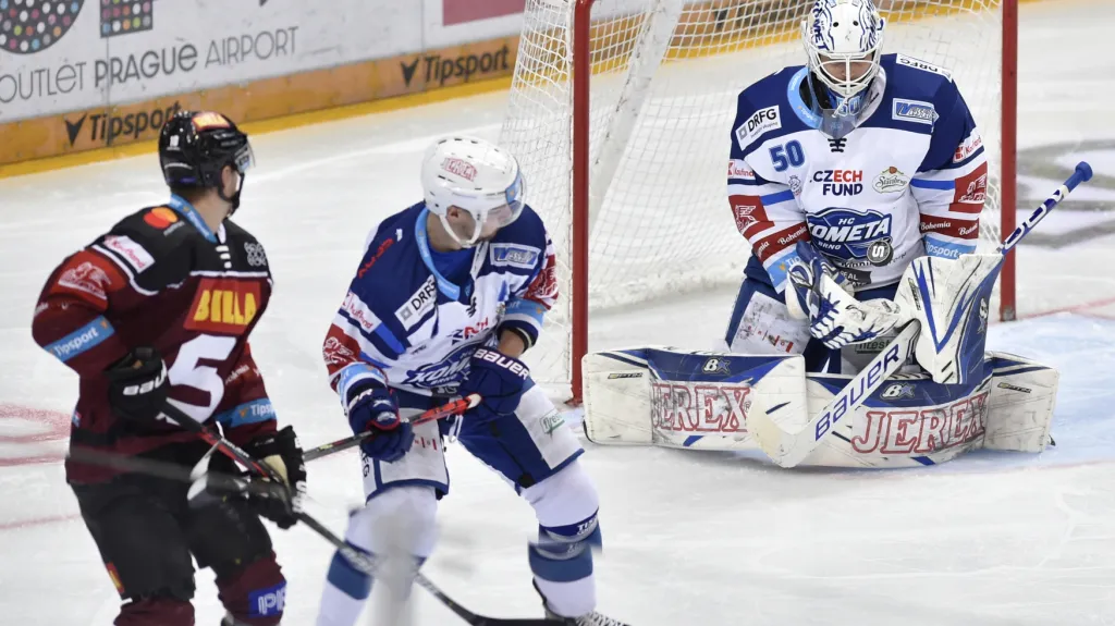 Brněnský brankář Karel Vejmelka zasahuje v duelu se Spartou