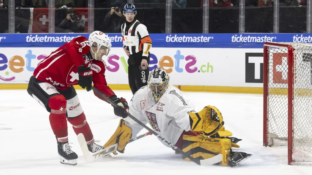 Šimon Zajíček zasahuje v utkání proti Švýcarsku