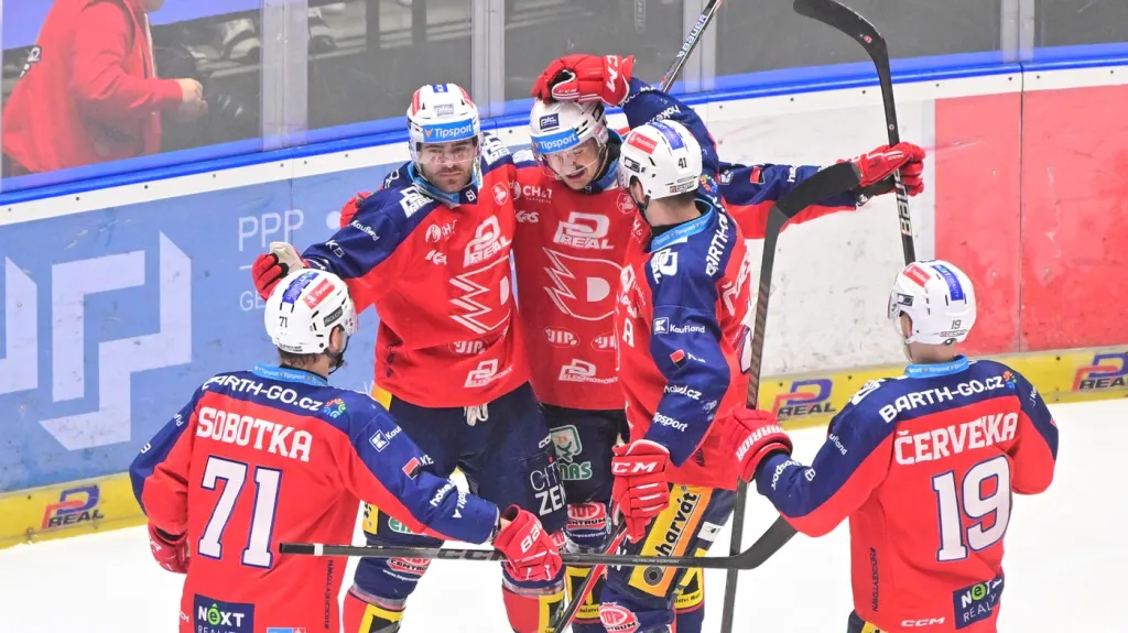 Hokejisté Pardubic slaví gól