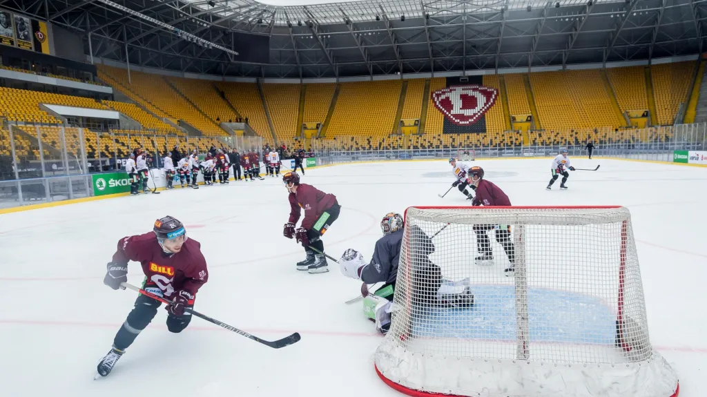 Hokejisté Sparty trénují na stadionu Dynama Drážďany