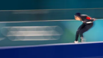 Záznam závodu rychlobruslařů na 10 000 metrů