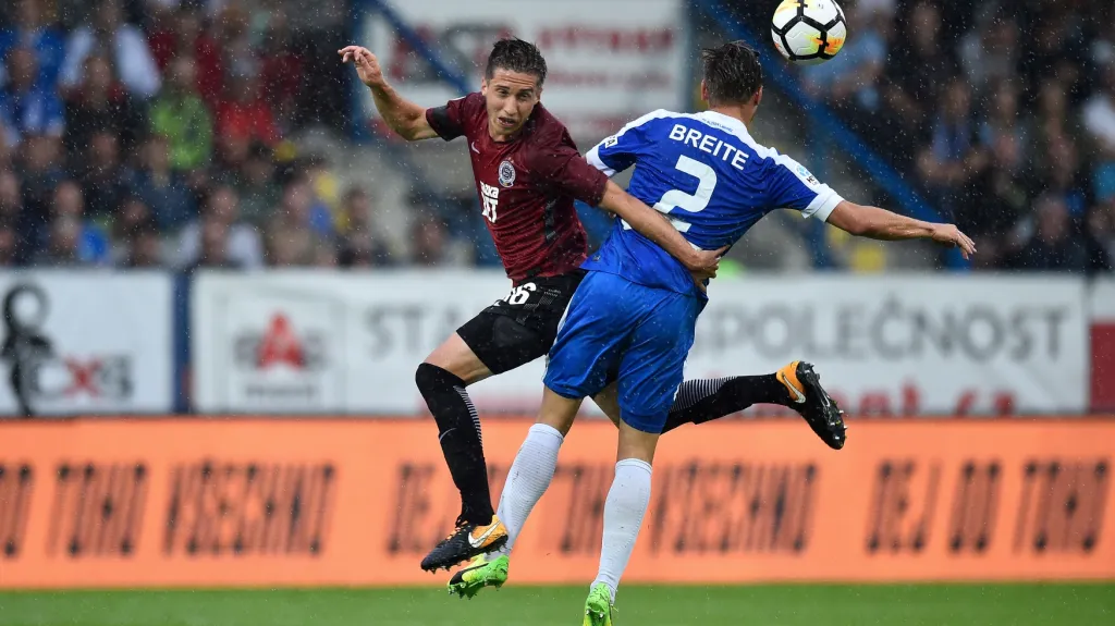 Michal Sáček ze Sparty (vlevo) v hlavičkovém souboji s Radimem Breitem z Liberce