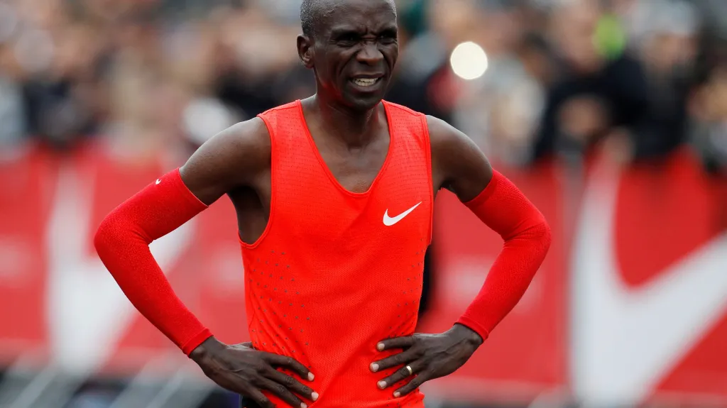 Eliud Kipchoge v cíli maratonu v Monze  