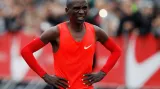 Eliud Kipchoge v cíli maratonu v Monze
