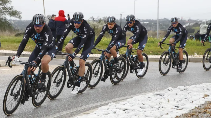 Pavel Bittner (čtvrtý zleva) s kolegy z týmu DSM