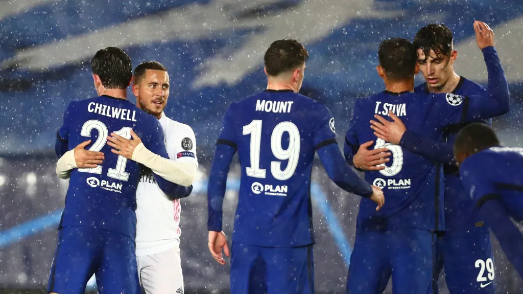 Eden Hazard z Realu Madrid v objetí s Benem Chilwellem z Chelsea