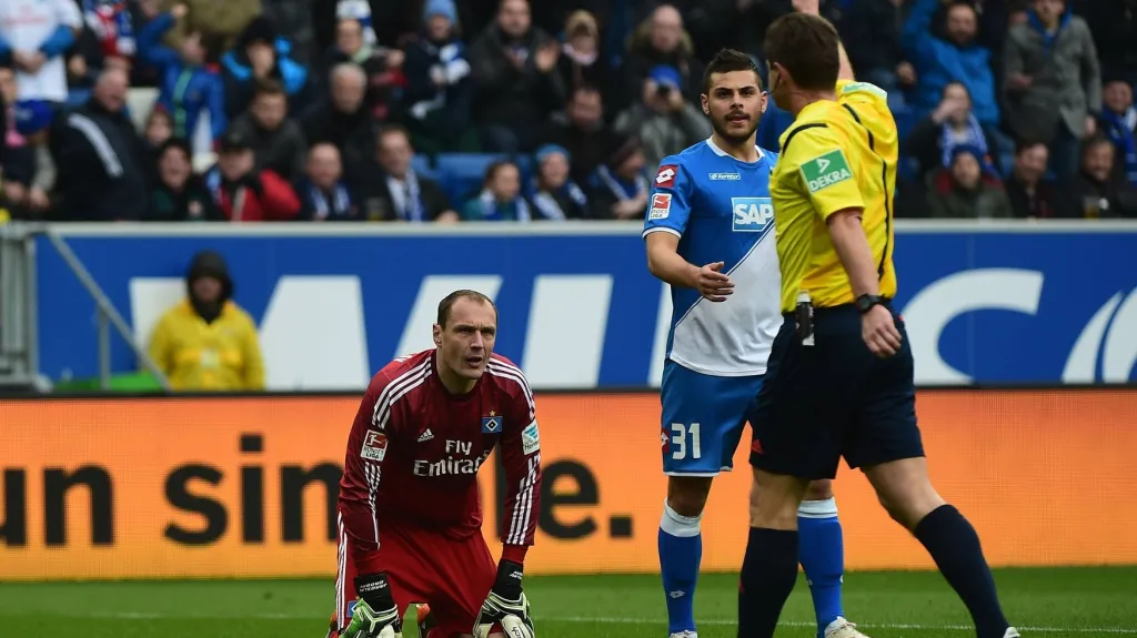 Jaroslav Drobný z Hamburku vidí od sudího červenou kartu za faul