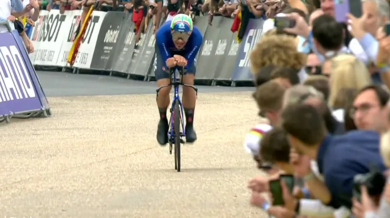 Ganna v dramatu s van Aertem obhájil duhový trikot v časovce