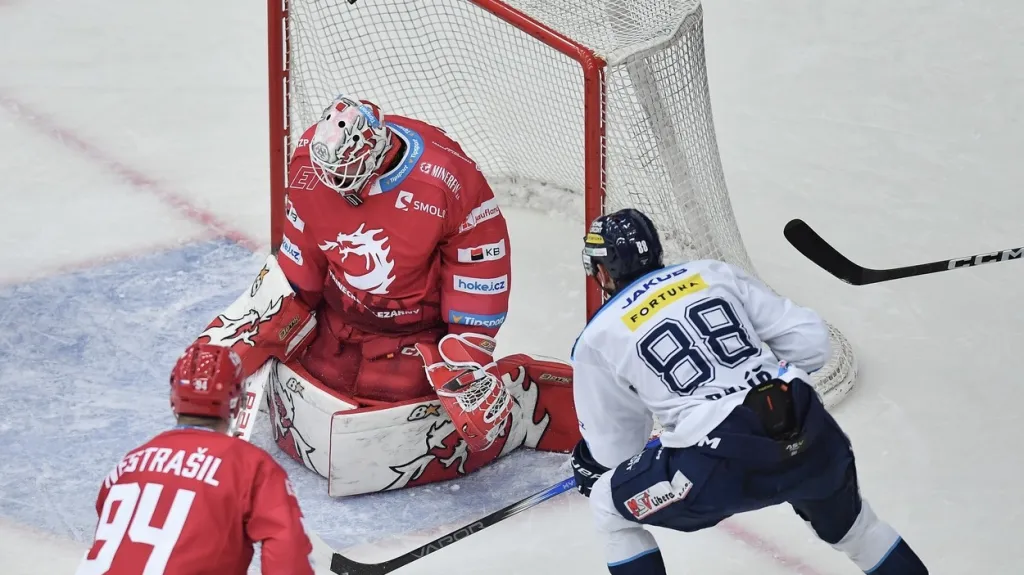 Třinecký brankář Ondřej Kacetl inkasuje v utkání s Libercem