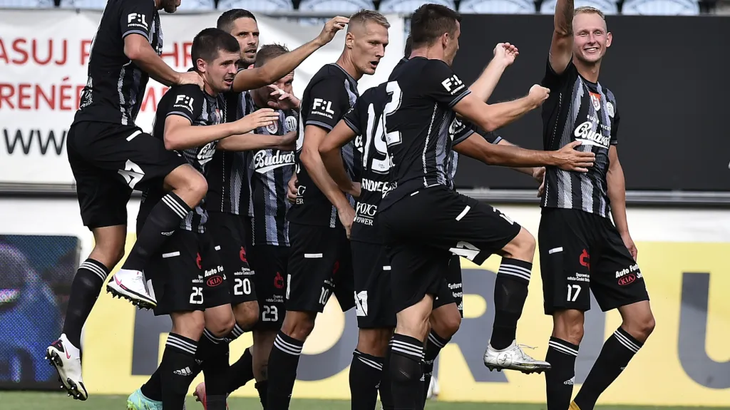 Ondřej Mihálik a hráči Č. Budějovic