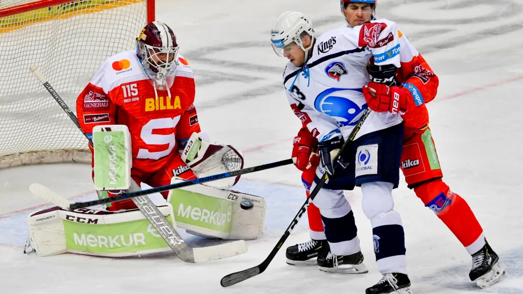 Brankář Sparty Machovský čelí dotírajícímu útočníkovi Plzně Němcovi