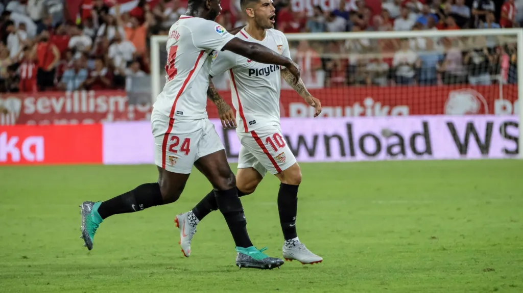 Fotbalisté FC Sevilla se radují z gólu