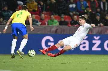 Lukáš Masopust bojuje o míč v zápase s Brazílií