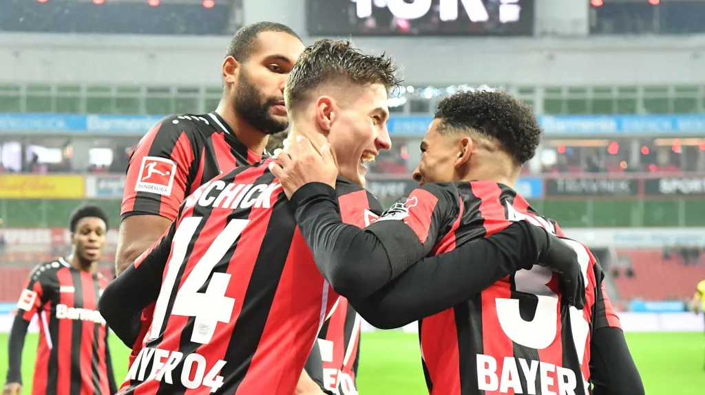 Patrik Schick se se spoluhráči z Leverkusenu raduje z gólu.