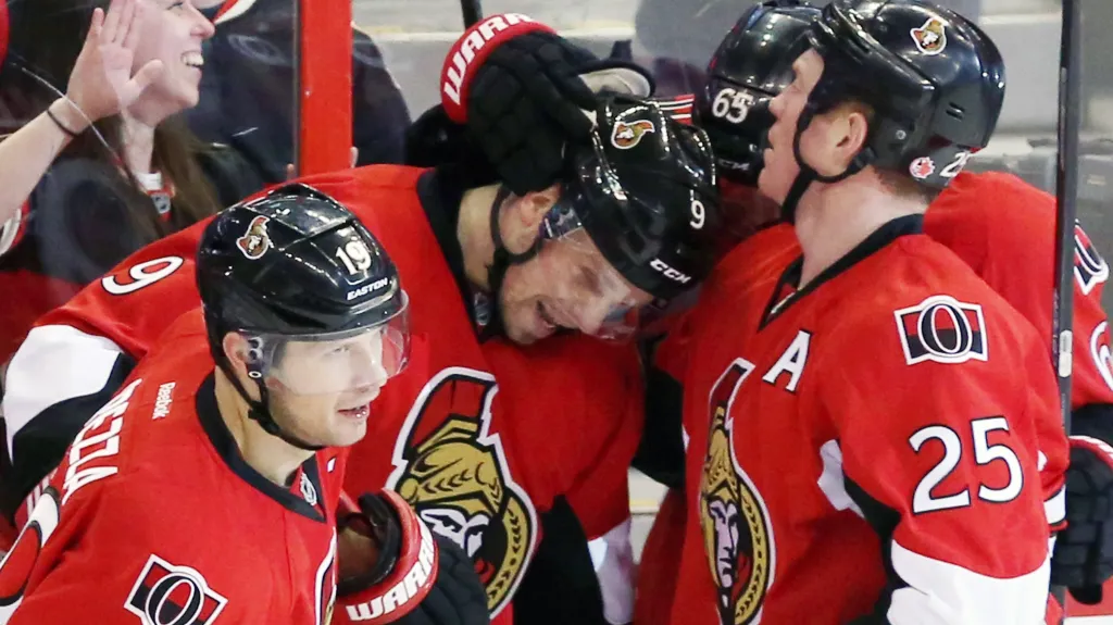 Milan Michálek (uprostřed) slaví se spoluhráči