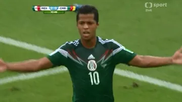Neuznaný gól v utkání Mexiko - Kamerun: Dos Santos (11. min.)