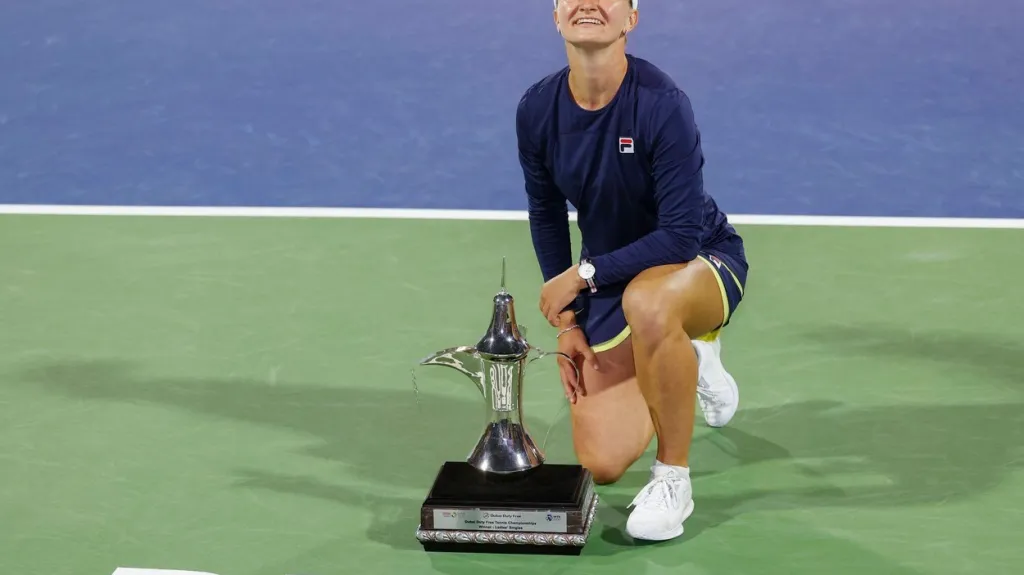 Barbora Krejčíková s trofejí z Dubaje