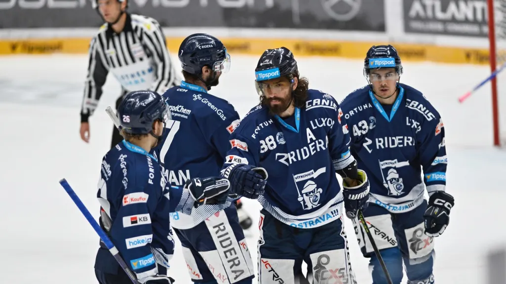 Peter Mueller (druhý zprava) se raduje se spoluhráči z Vítkovic