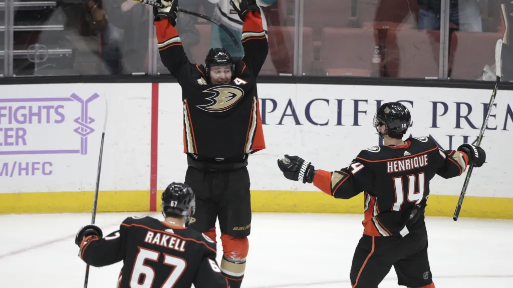 Obránce Anaheimu Cam Fowler se raduje z hattricku