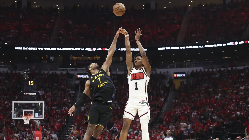 Buddy Hield v souboji s Amenem Thompsonem