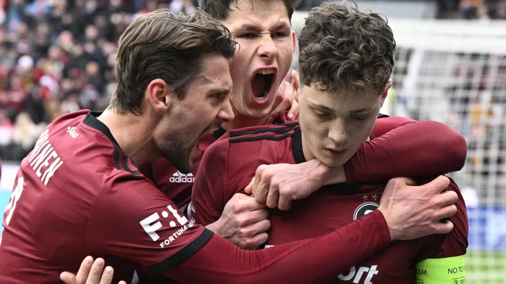 Fotbalisté Sparty se radují z gólu