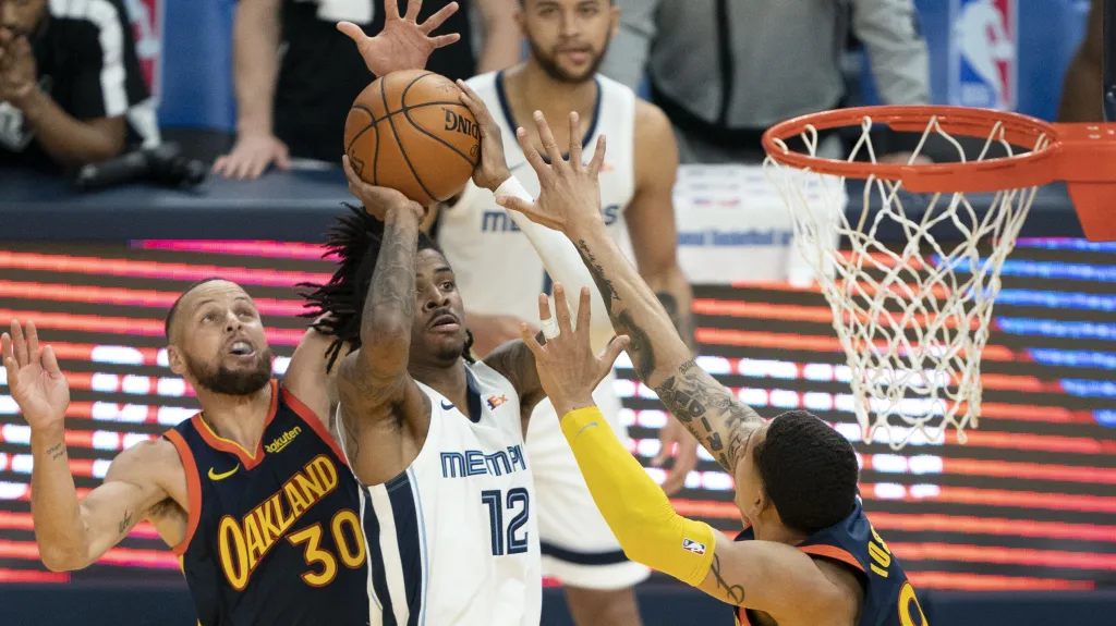 Ja Morant z Memphisu (uprostřed) střílí na koš 