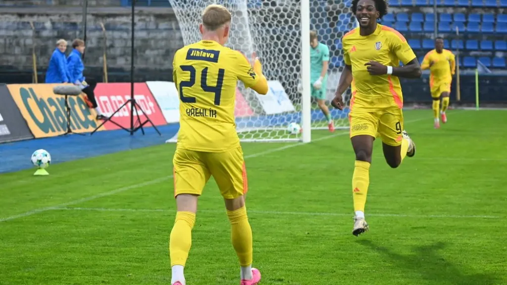 Křehlík a Omotoye oslavují gól