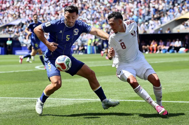Bosna i díky trefě Mahmiče přehrála Katar. Skupinu B vyhrálo Švýcarsko