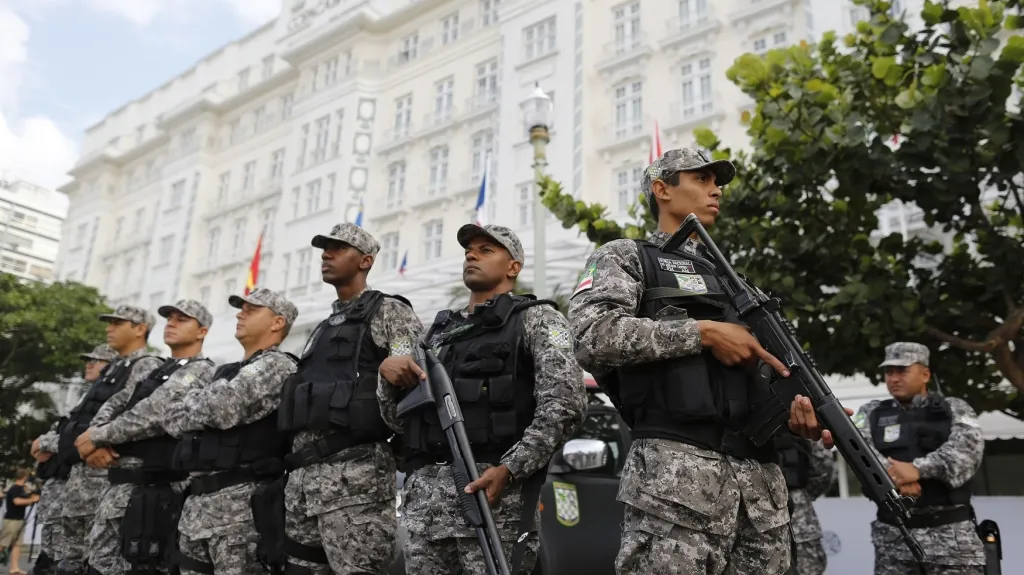 Policisté před hotelem Copacabana Palace