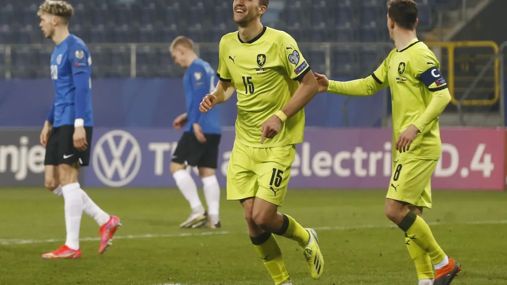 Tomáš Souček (uprostřed) oslavuje gól v síti Estonska