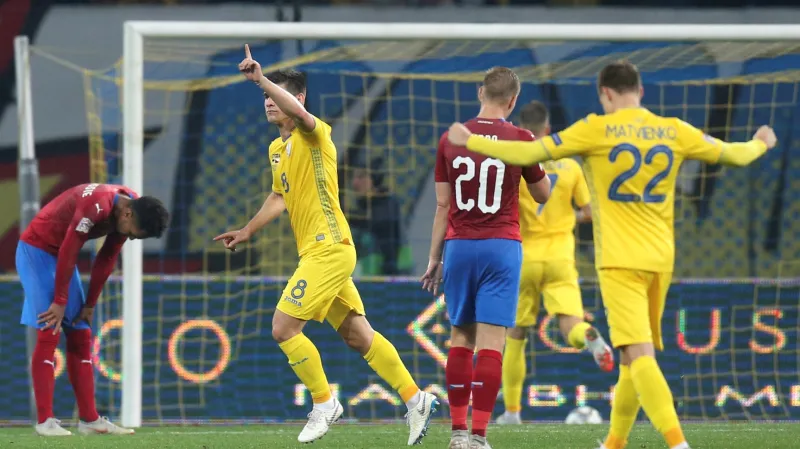 Ruslan Malinovskij se raduje z gólu