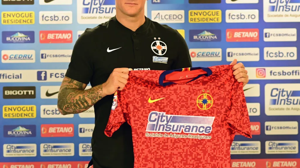 Zdeněk Ondrášek s dresem FCSB