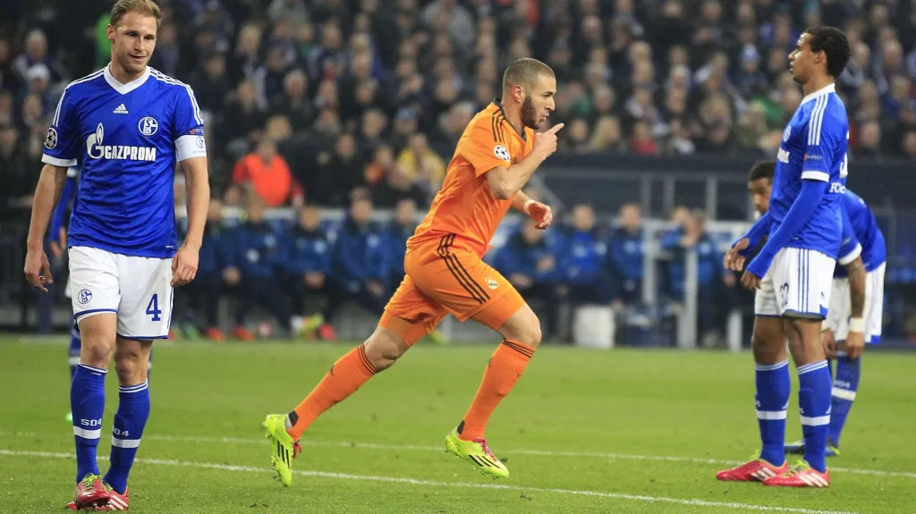Karim Benzema z Realu Madrid slaví branku v síti Schalke