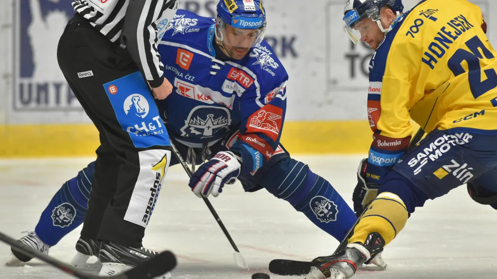 Tomáš Plekanec z Kladna na buly proti zlínskému Antonínu Honejskovi