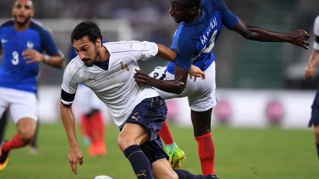 Ital Davide Astori v souboji s Blaisem Matuidim