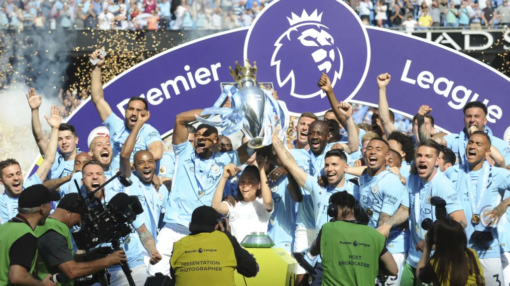 Fotbalisté Manchesteru City se radují ze zisku titulu v Premier League