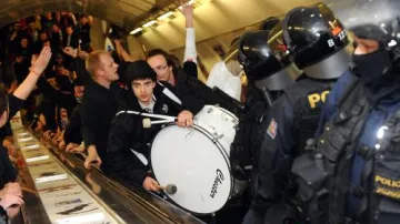 Policie doprovází slávistické fanoušky