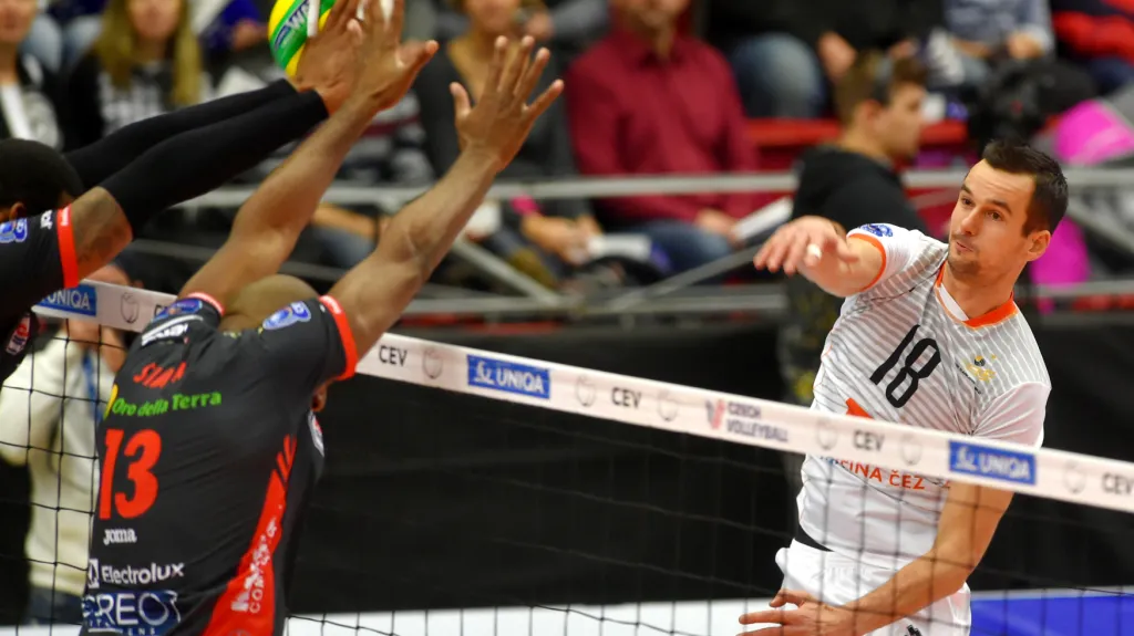 Robertlandy Simón Aties blokuje smeč Filipa Rejleka