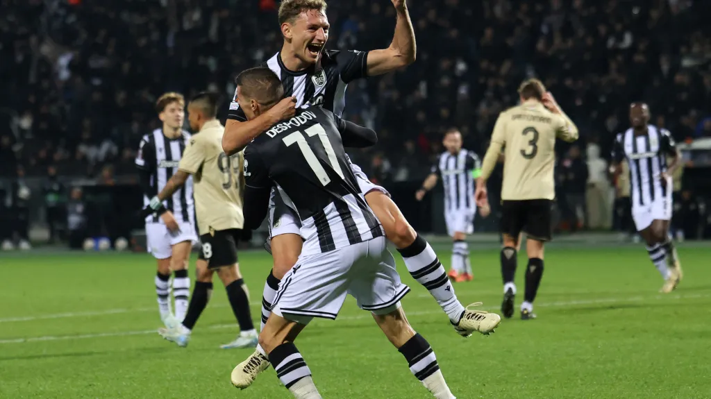 Fotbalisté PAOK Soluň Chalov a Despodov slaví gól